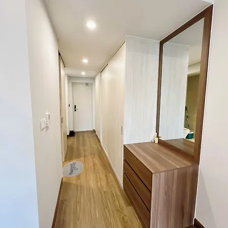 Schicke Gegenueber Bahnhof *